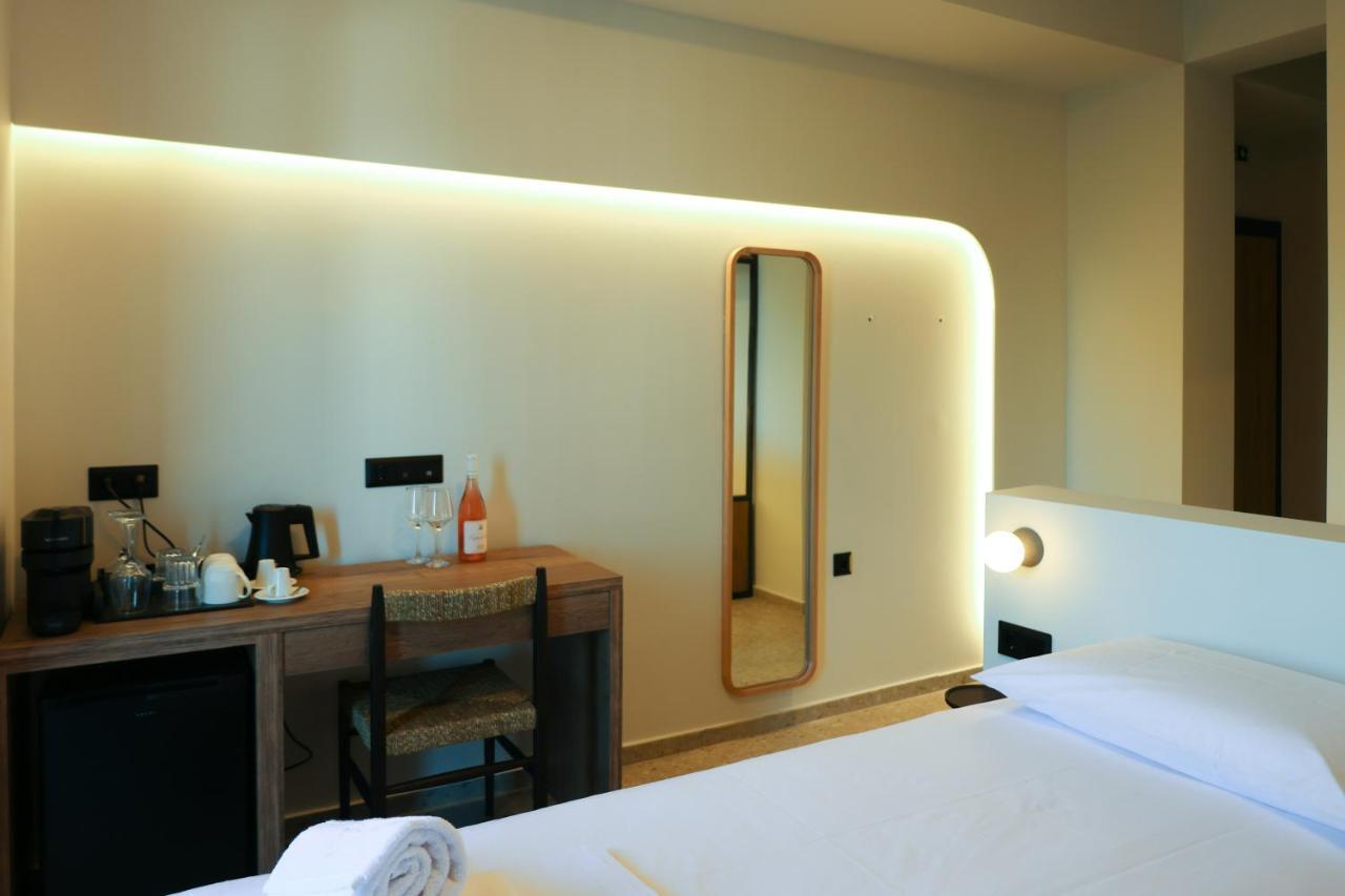 Uphill Unique Boutique Suites Skiathos Exterior photo